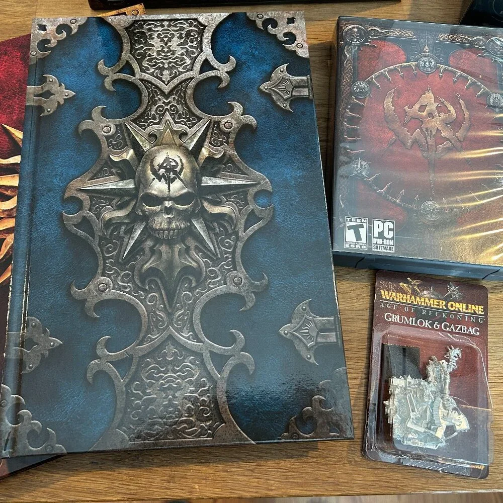 Warhammer Online Age of Reckoning Collector's Edition Box Set -Books Discs 20992